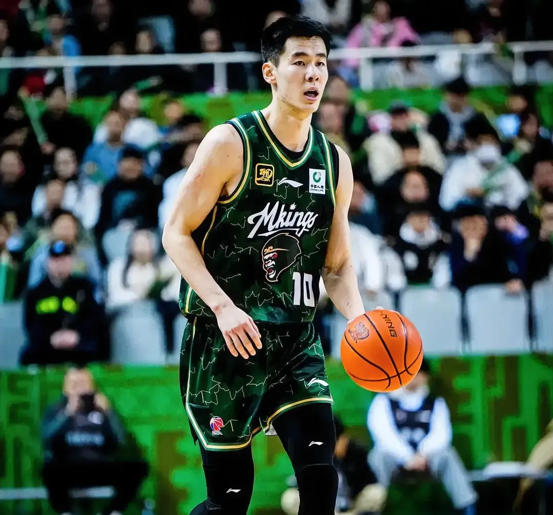 关于CBA常规赛今夜再迎强敌，费耶诺德完成体检，主帅态度：赛场秩序良好，训练强度明显提升的信息