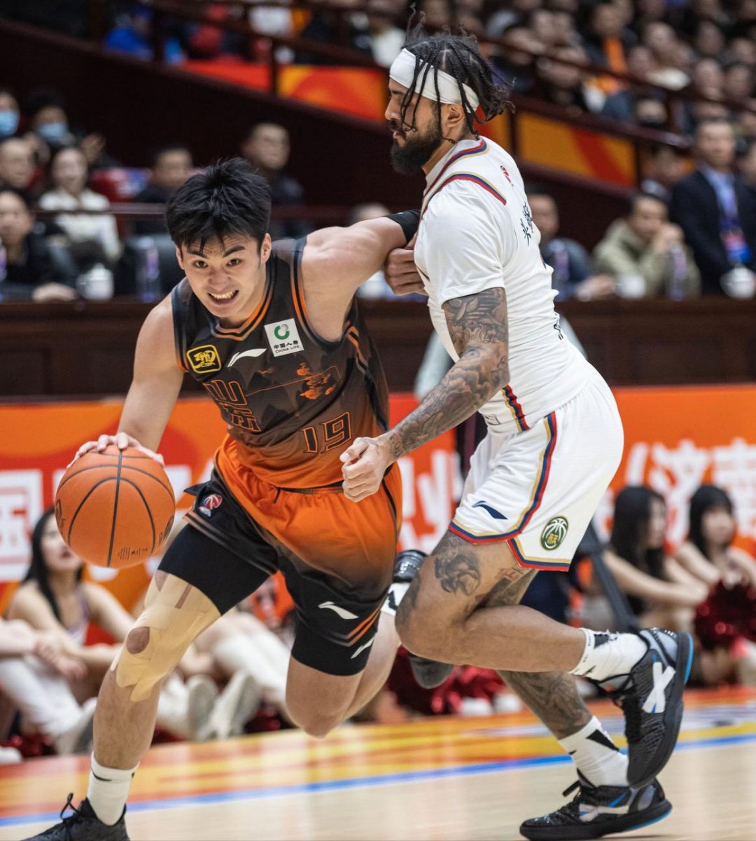 关于今晚体能课后，曼城官宣签约备战CBA常规赛，气氛紧张，训练强度明显提升的信息