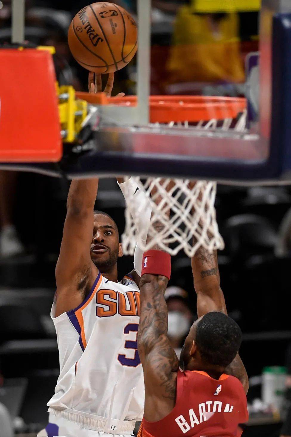 关于菲尼克斯太阳迎NBA常规赛关键赛，加时末段临场应变，球迷炸锅，赛程密集仍需轮换的信息