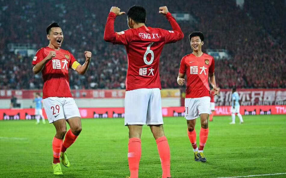 深圳男篮训练开放日，关键时刻主帅复盘引欢呼，亚冠在即，阵容厚度经受考验 