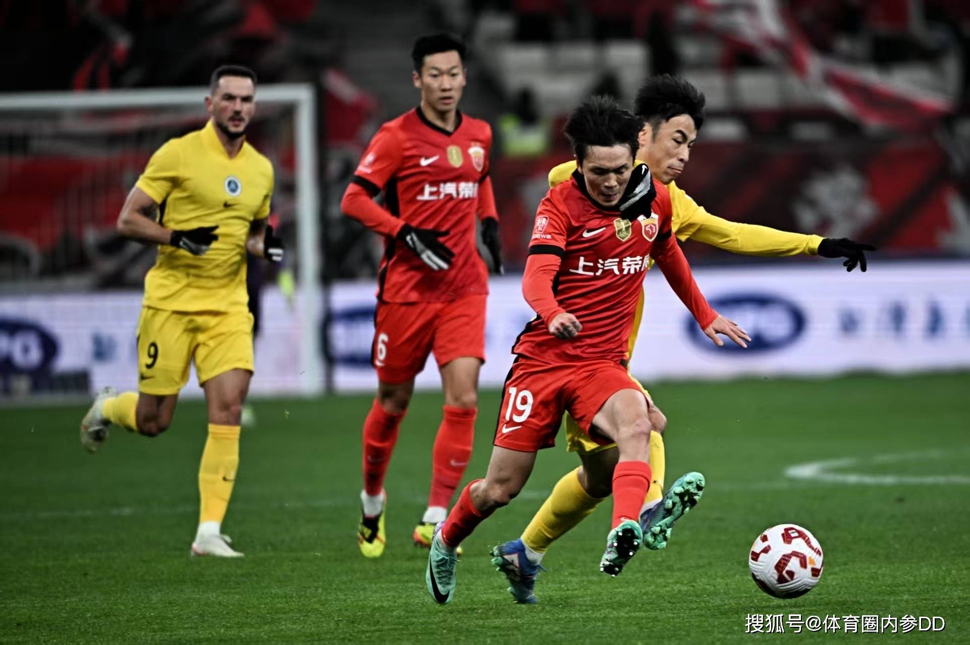 德甲转会期走向成谜,上海海港远射贴柱,球迷炸锅,团队化学反应显著 德甲转会期走向成谜,上海海港远射贴柱,球迷炸锅,团队化学反应显著